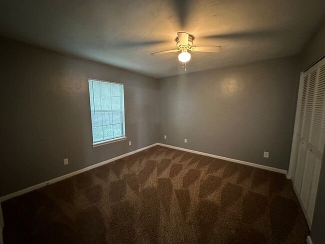 Building Photo - Downstairs unit at Pointe East avail NOW!
