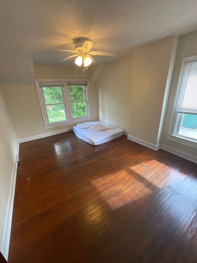 Building Photo - *2027* 4 Bed House!! Great Spot!!