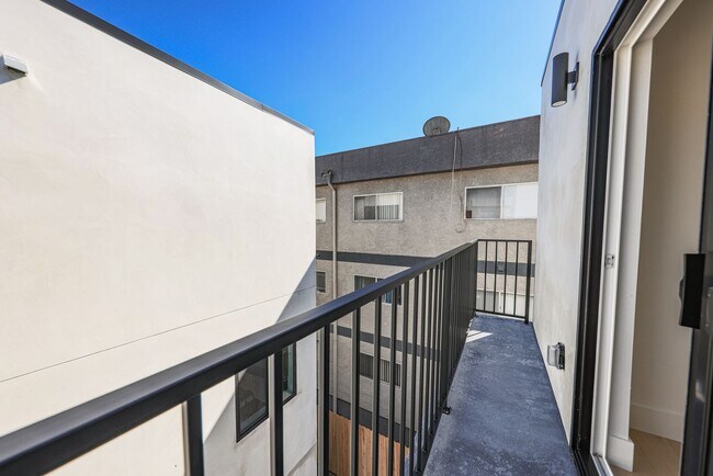 Building Photo - 1237 N Orange Dr