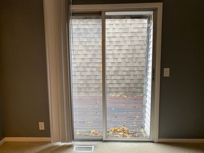 Building Photo - Large 2 Bed 2.5 Bath Apt in Green Hills - ...