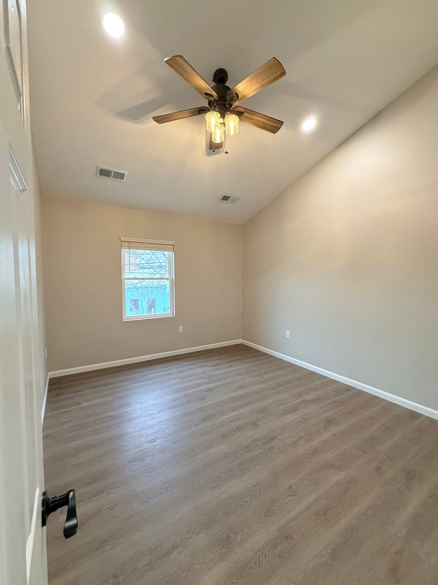 Building Photo - 737 Oak St