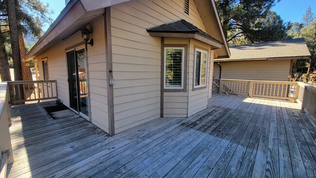 Building Photo - One Level 3 Bedroom 2 Bath Close to Fern L...