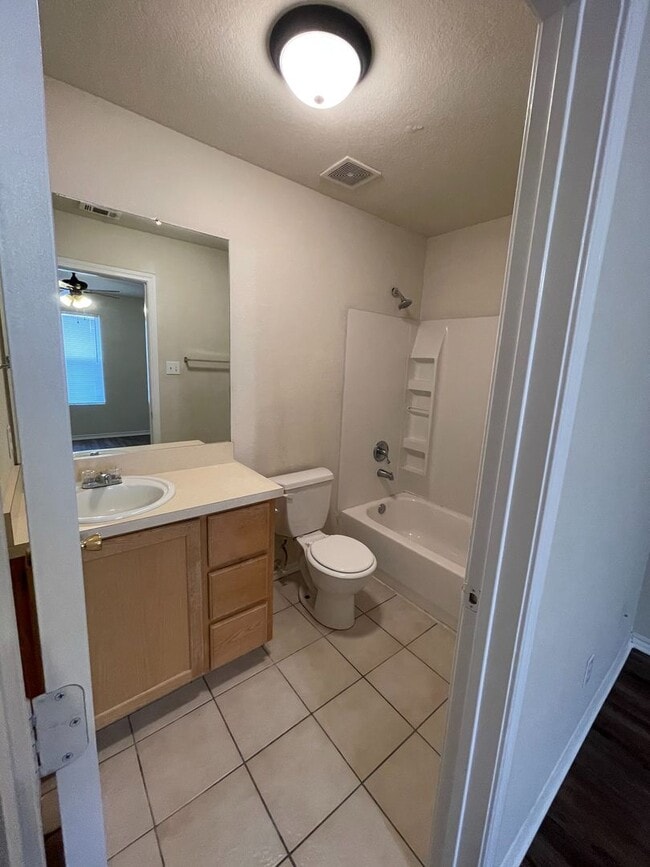 Building Photo - Beautiful home close to down town Granbury and Schools
