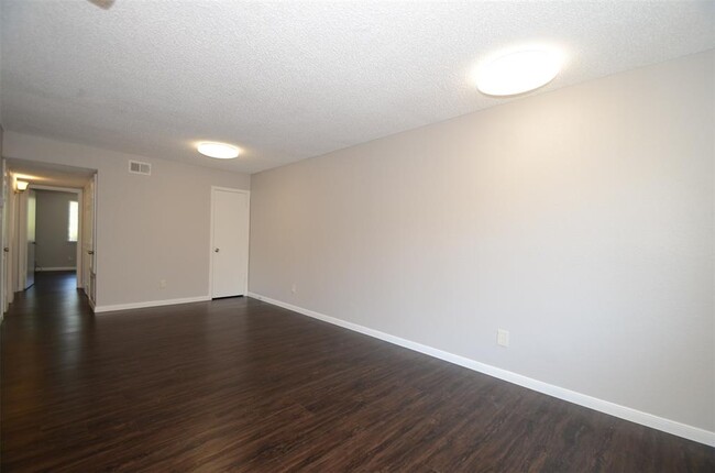 Building Photo - 5650 Birchmont Dr