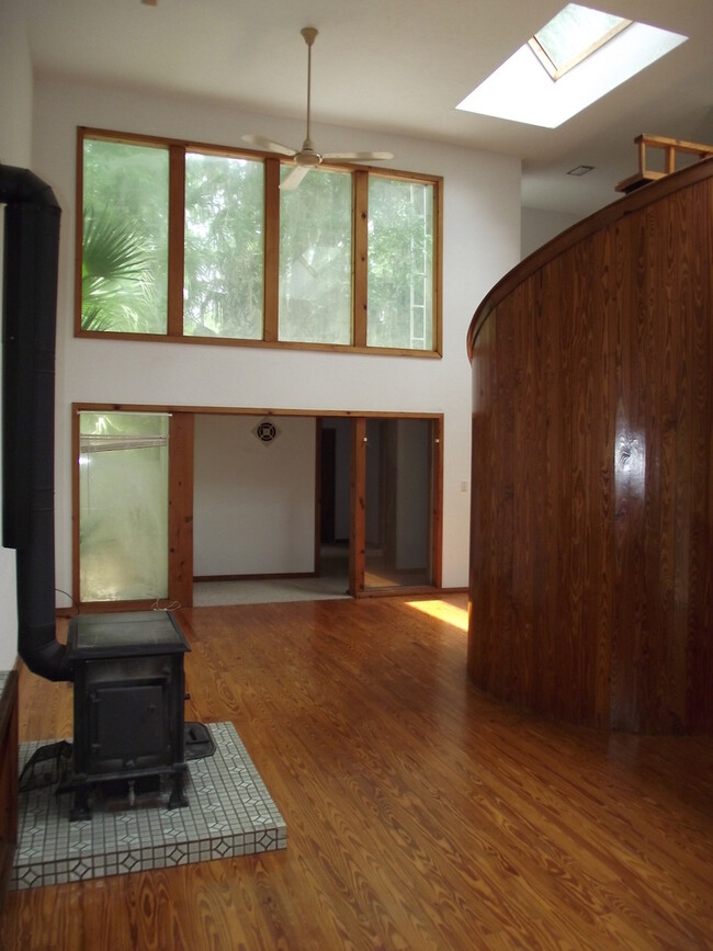Building Photo - Close proximity to Lake Wauburg & Payne's ...