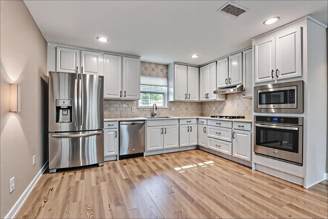 Building Photo - 907 Chiswick Dr