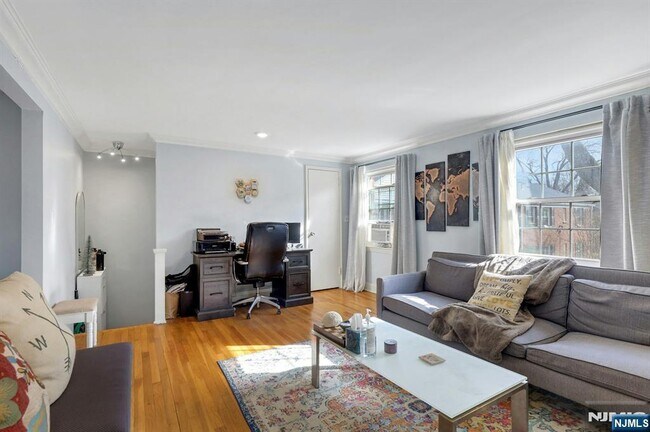 Building Photo - 190 Knickerbocker Rd