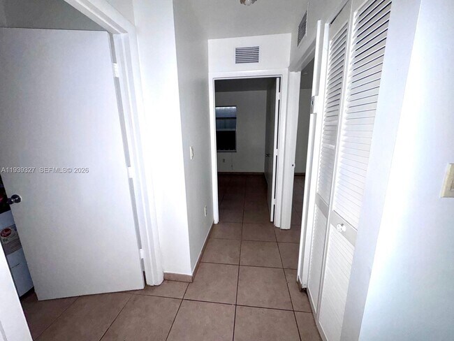 Building Photo - 14140 NE 2nd Ct