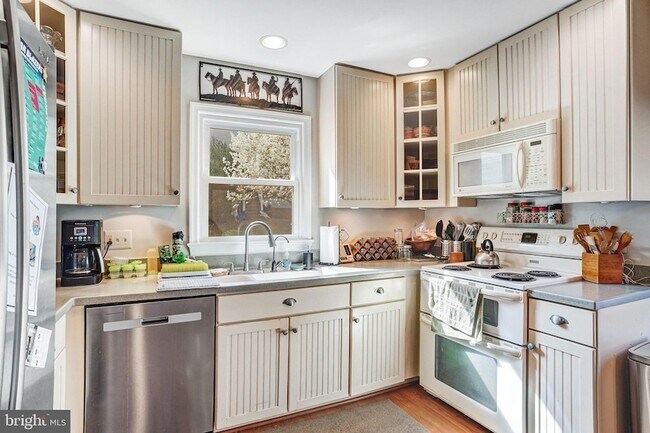 Building Photo - 6302 Shiplett Blvd