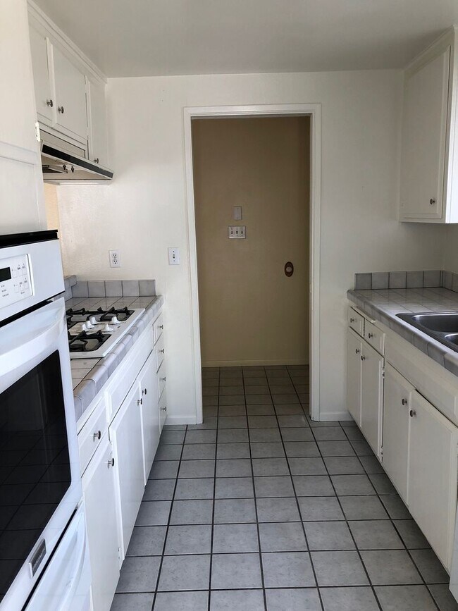 Building Photo - 947-949 Sand Ct