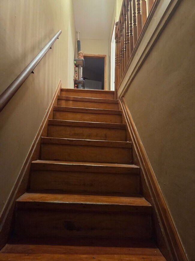 Building Photo - 5BR/1.5BA Row Home with Backyard and Laund...