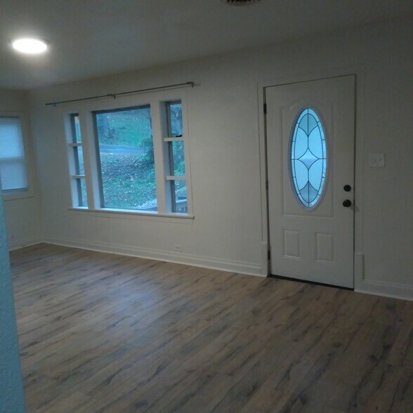 Living room - 509 Burns Rd