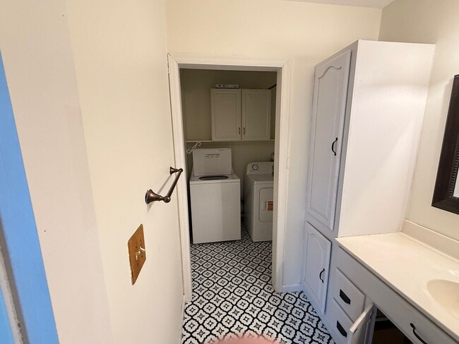 Building Photo - Large 4 BR house in Heyworth