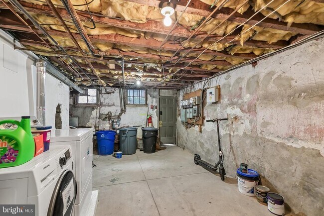 Building Photo - 320 S Juniper St
