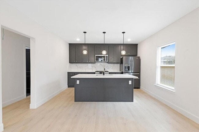 Building Photo - 6609 Avenue Q