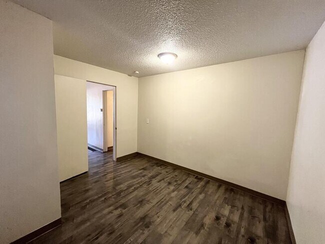 Building Photo - 560 600 E