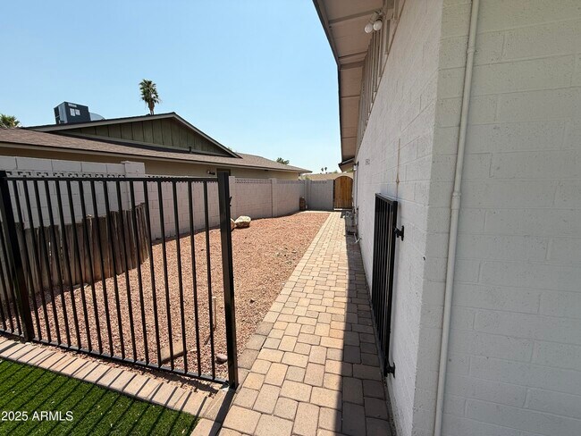 Building Photo - 4613 S Rita Ln