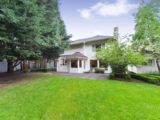 Building Photo - Stunning and Elegant 4+ Bedroom on Park-Like Lot Pine Lake Estates Sammamish