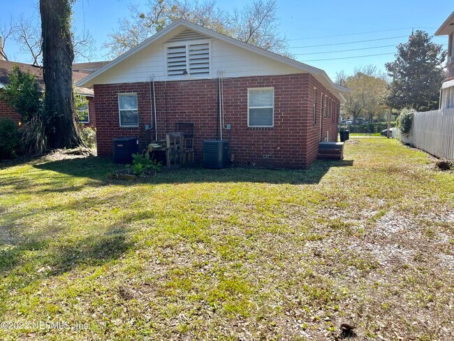 Building Photo - 2555 Myra St