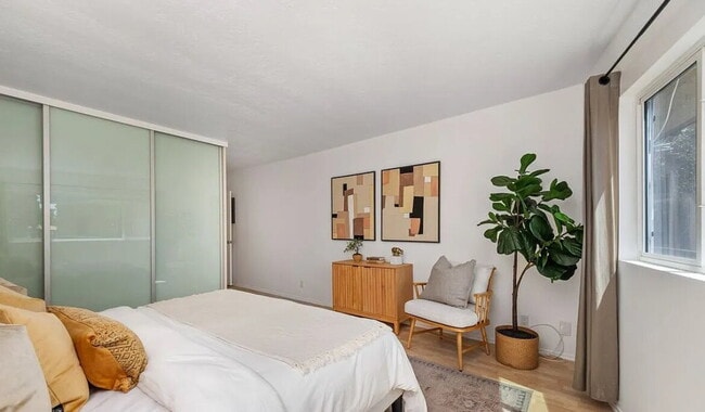 Building Photo - Spacious and  light-filled one-bedroom, on...