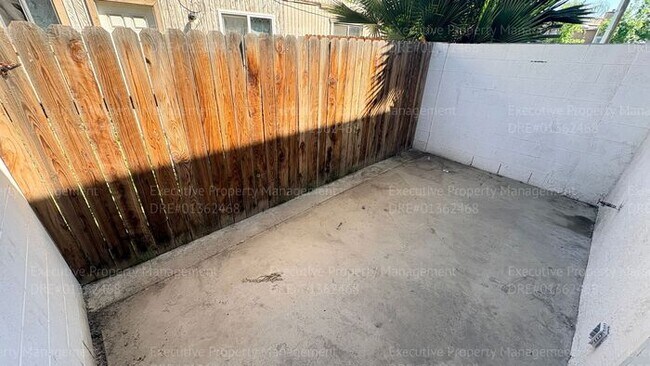 Building Photo - 2 bedroom 1.5 bathroom townhome