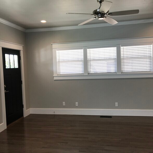 Living room - windows - 737 Jenkins Ave