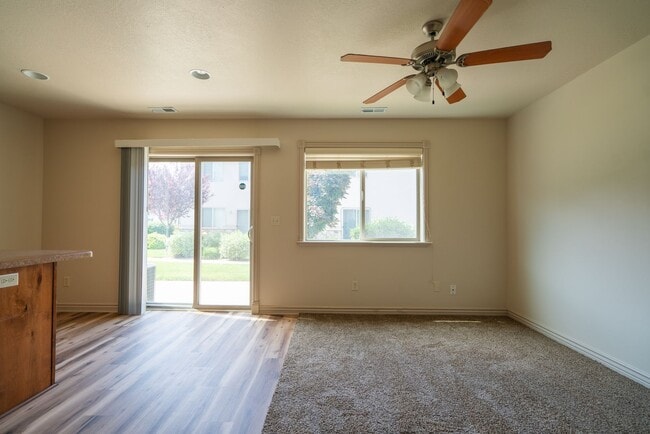 Building Photo - Modern 3 Bed, 2.5 Bath Townhouse - Excelle...