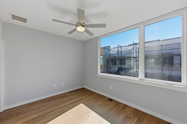 Building Photo - 2002 E 7th St