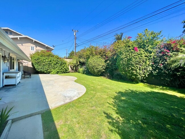 Building Photo - Spacious 3BR Single-Story Residence | Central Air, Fireplace, Private Backyard Retreat
