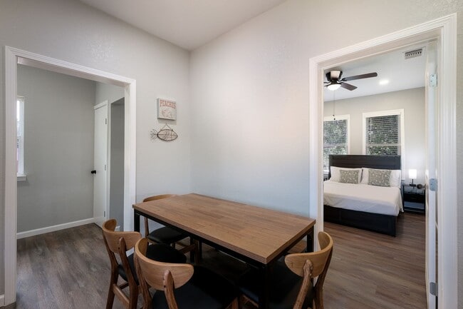 Building Photo - Private Balcony & Prime Location