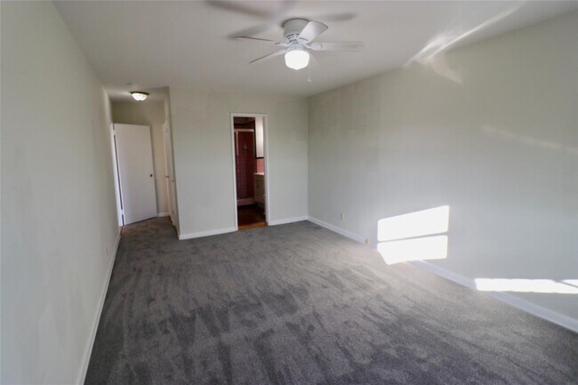 Building Photo - 1 Sadore Ln
