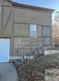 Building Photo - Spacious Duplex off Truman Rd