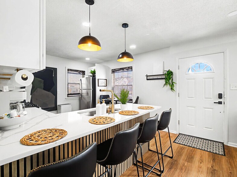 Building Photo - 5252 W 45th St