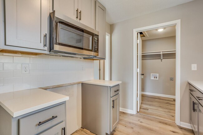 Building Photo - Perfect 2 Bed 1 Bath