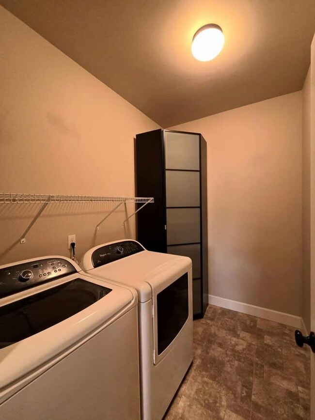 Building Photo - Large 3 bedroom, 3 bath newer build in sought after East Wenatchee neighborhood!