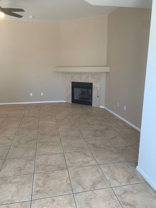 Building Photo - 9115 E Esperanza Dr