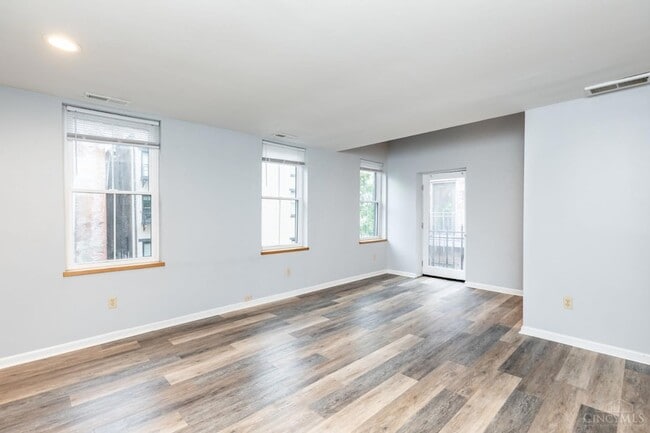 Building Photo - 127 W 9th St