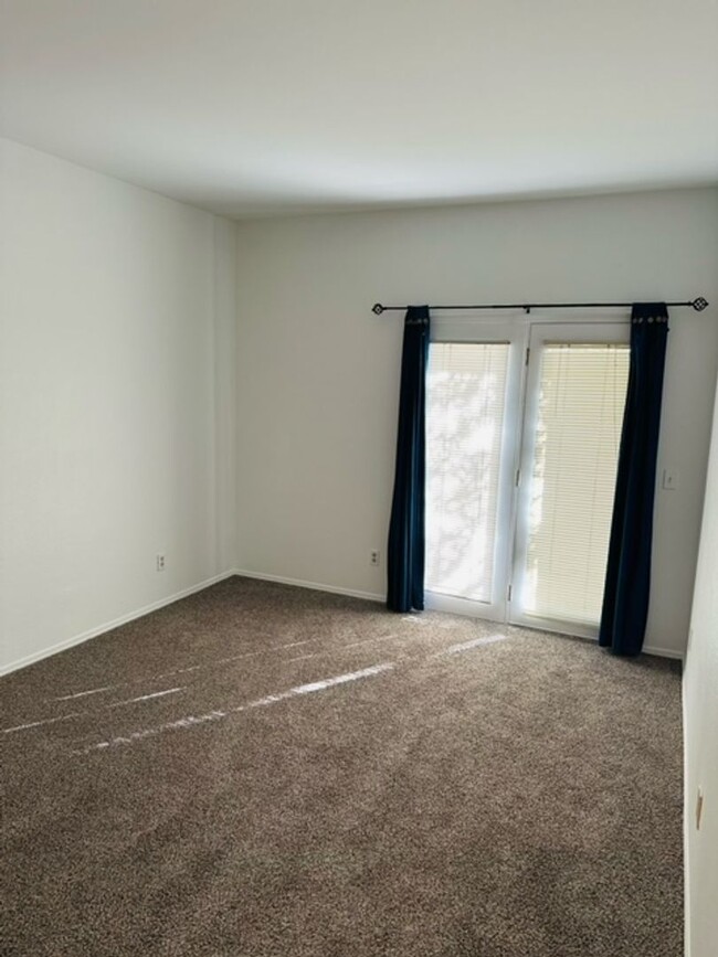 Building Photo - Spacious Remodeled 2 Bed/2Bath Condo!