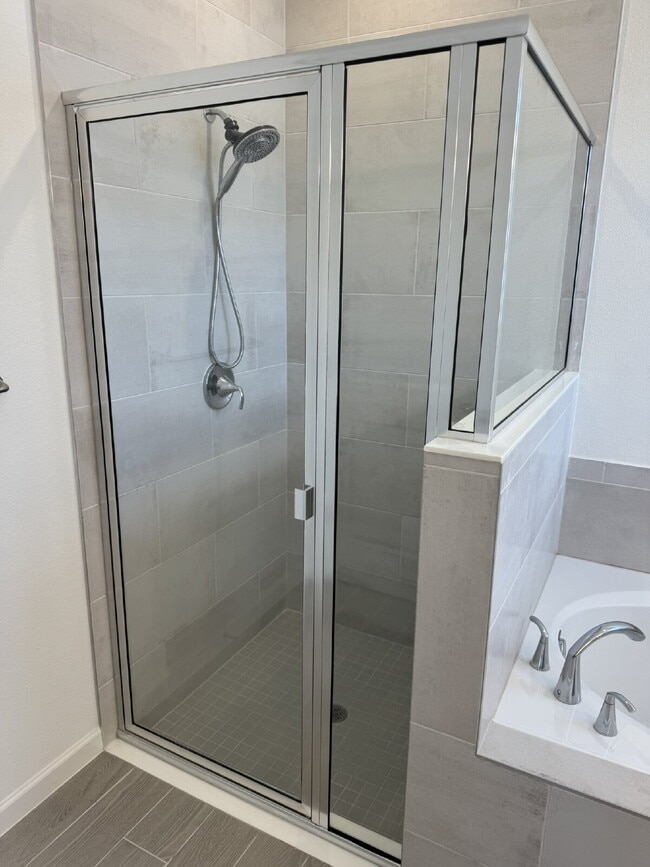 Building Photo - "Spacious 4-Bed Oasis with Granite Finishes & Guest Suite in Jacksonville!"