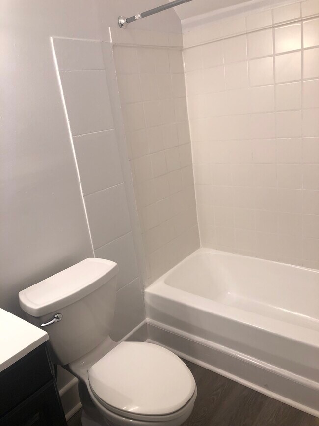 Building Photo - 482 Stella St