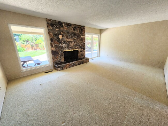 Building Photo - Spectacular 4 Bd/3 Ba, 2379 sf (plus separ...