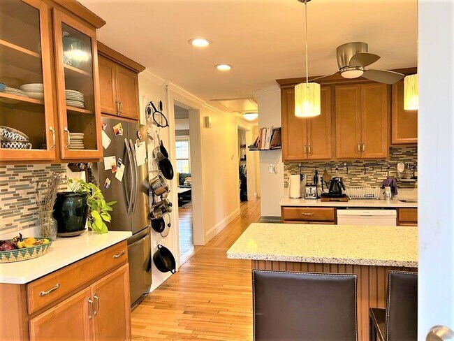 Building Photo - Boston Rental! A GREAT LOCATION to live in...