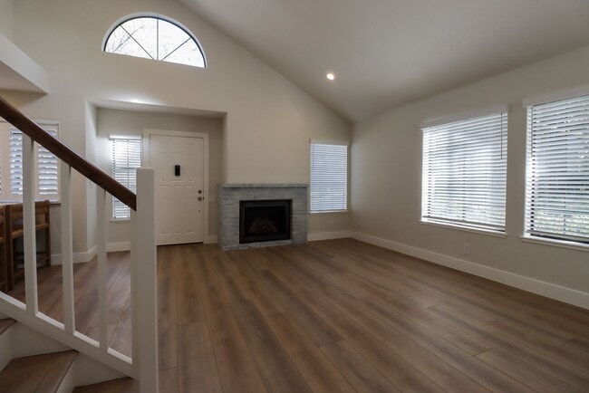 Building Photo - FULLY RENOVATED 3 BEDROOM, 2 BATHROOM TOWN...