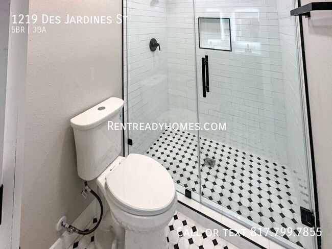 Building Photo - 1219 Des Jardines St