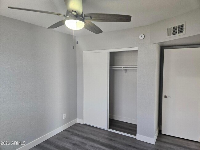 Building Photo - 1325 E Vista Ave