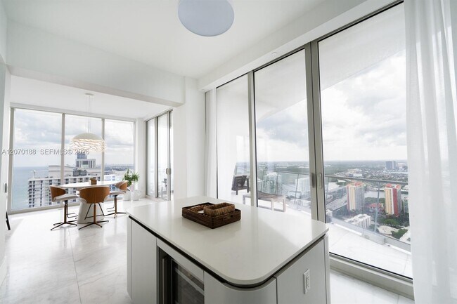 Building Photo - 16901 Collins Ave