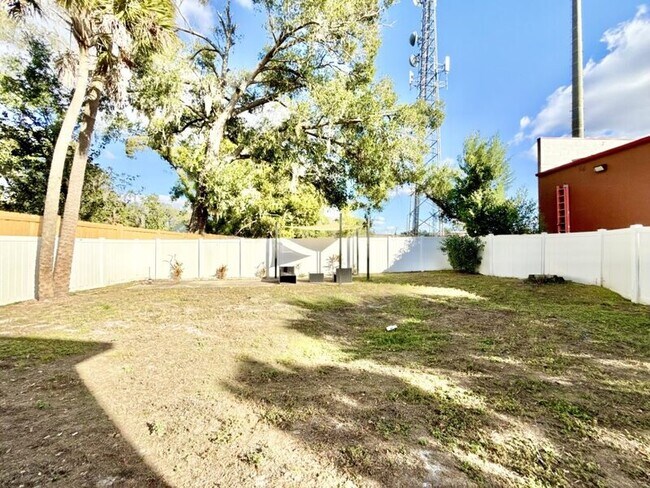 Building Photo - 11705 North Dr