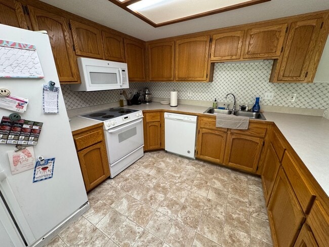 Building Photo - 3 Bed, 2.5 Bath Country Club
