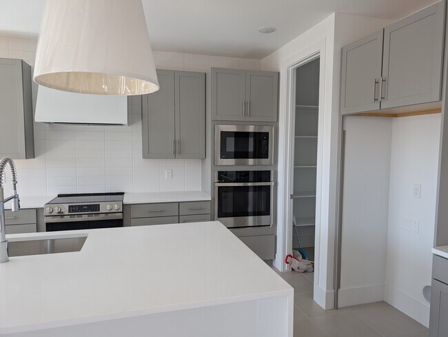 Building Photo - 2102 N Woodburn Pl