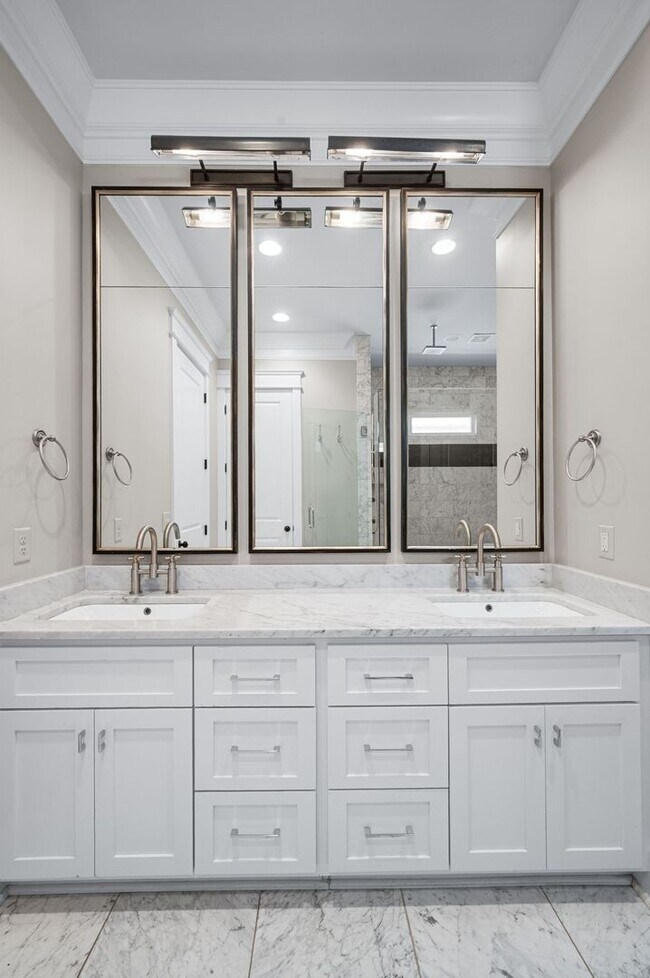 Building Photo - Stunning 4BE/3.5BA home in the heart of Gr...
